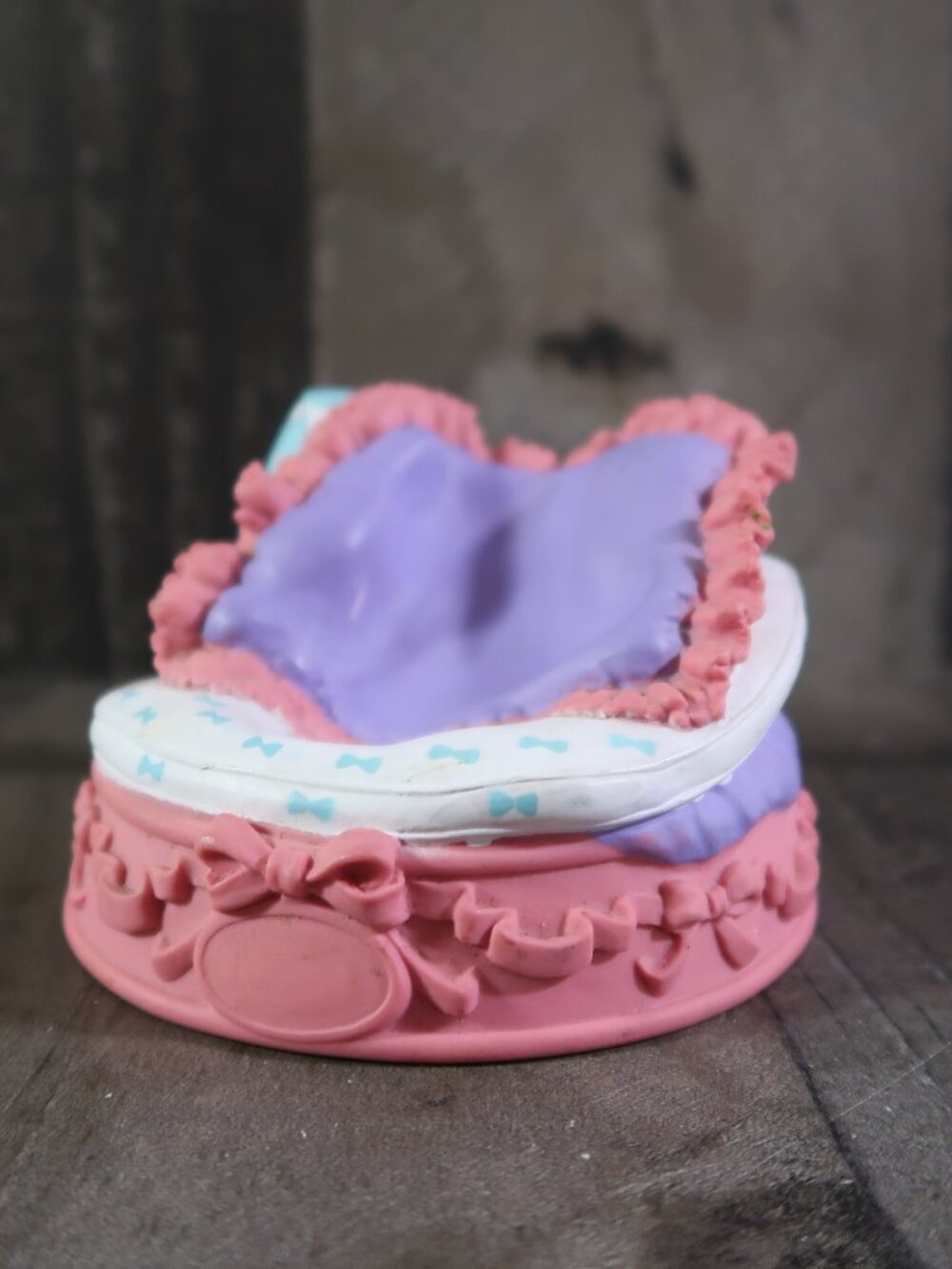 1994 Mattel Dreamlove Collectibles Picnic Time Pink Frilly Cake Stand Bed